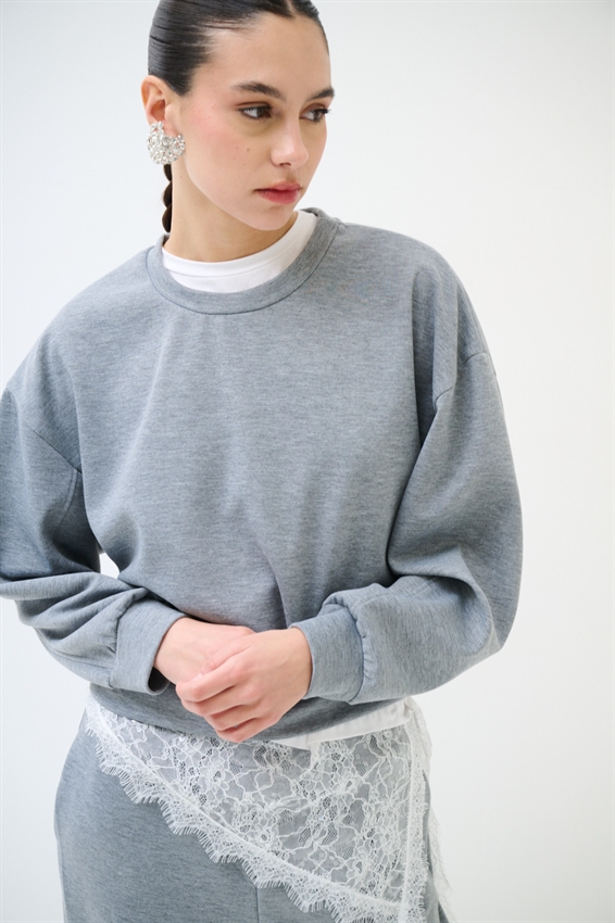 MAGLIA CORTA CON CUCITURA SULLA MANICA GRIGIO