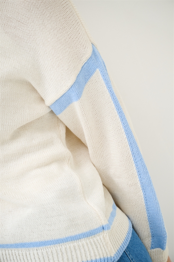 MAGLIA PARICOLLO CON INSERTI A CONTRASTO CELESTE