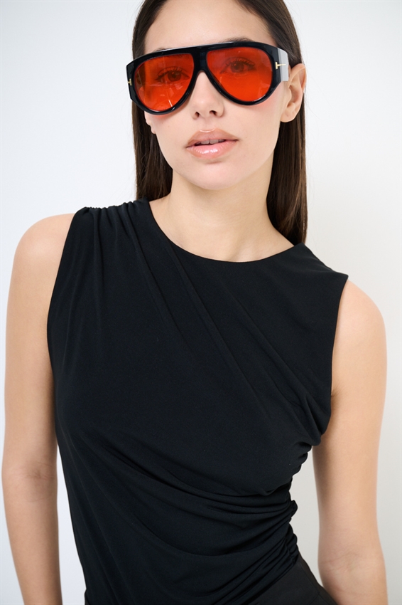 TOP SMANICATO CON RIPRESE LATERALI NERO