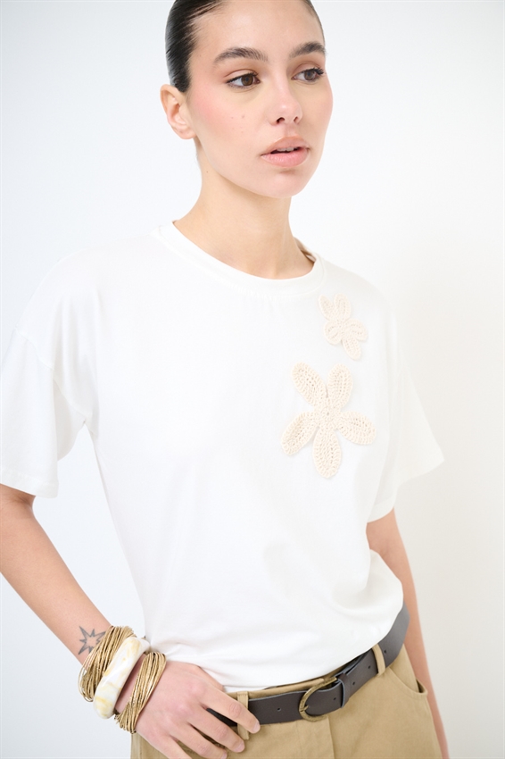 T-SHIRT OVER CON FIORI IN MACRAME BIANCO