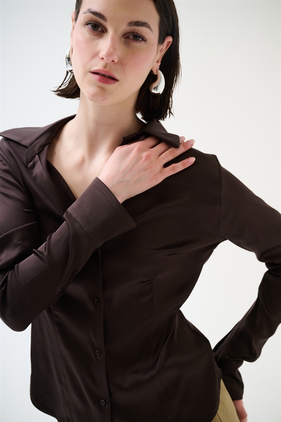 CAMICIA SCOLLO V IN RASO VISCOSA MORO