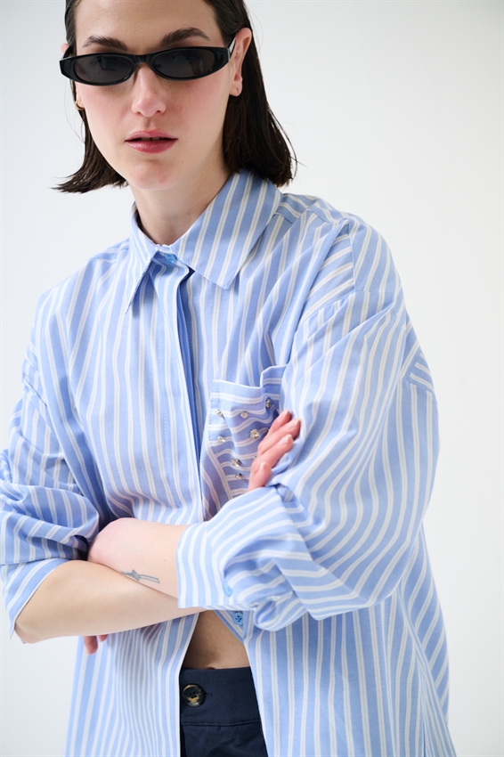 CAMICIA OVER RIGA CON CASTONI SUL TASCHINO CELESTE