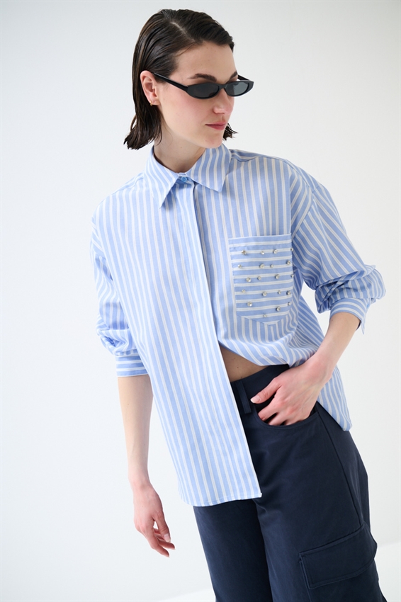 CAMICIA OVER RIGA CON CASTONI SUL TASCHINO CELESTE