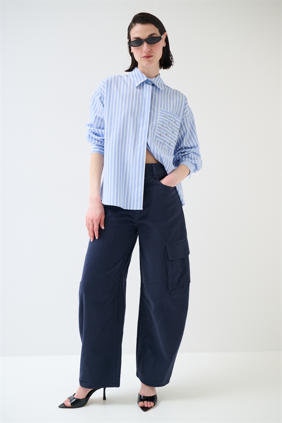 CAMICIA OVER RIGA CON CASTONI SUL TASCHINO CELESTE