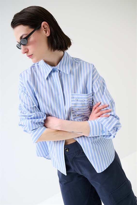 CAMICIA OVER RIGA CON CASTONI SUL TASCHINO CELESTE