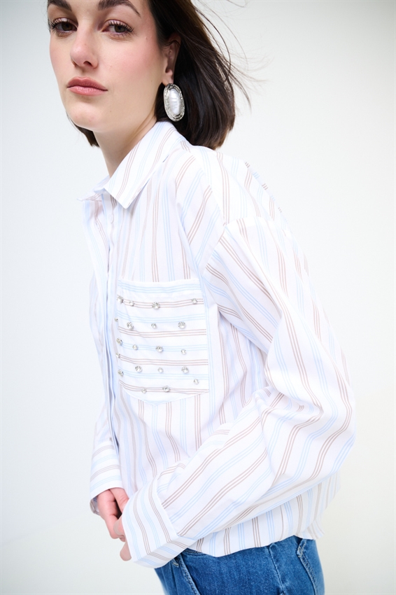 CAMICIA OVER RIGA CON CASTONI SUL TASCHINO TABACCO