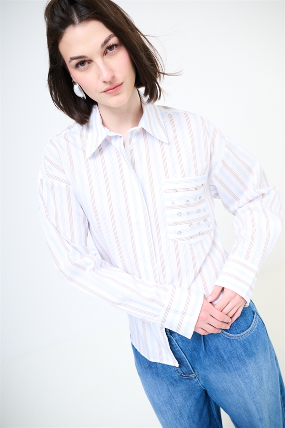 CAMICIA OVER RIGA CON CASTONI SUL TASCHINO TABACCO