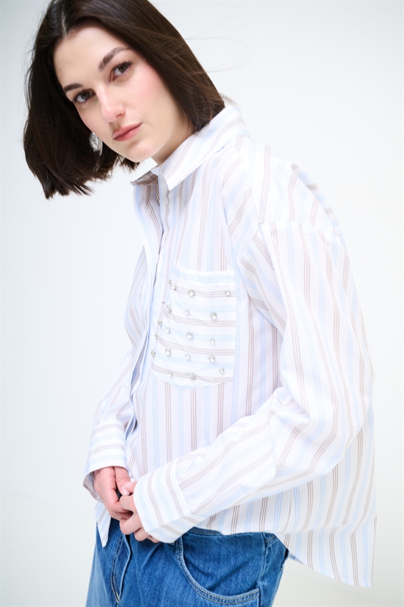 CAMICIA OVER RIGA CON CASTONI SUL TASCHINO TABACCO