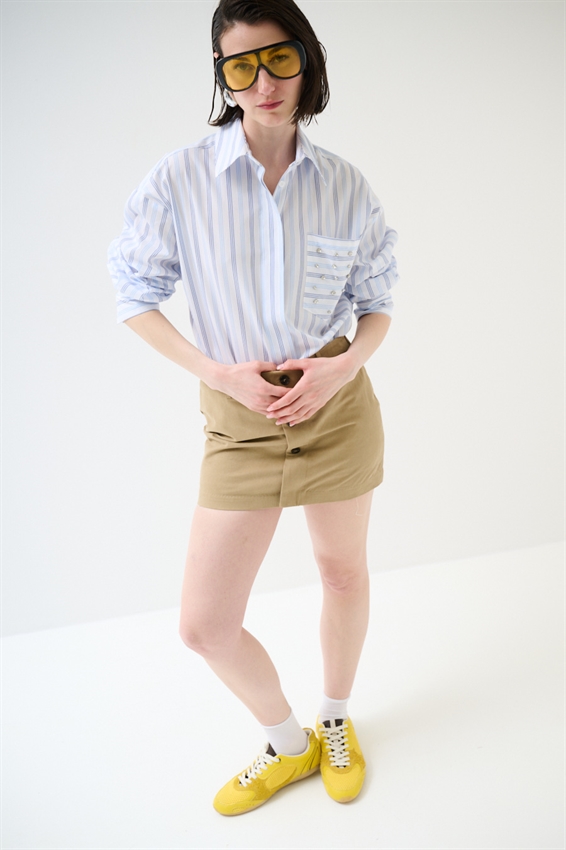 CAMICIA OVER RIGA CON TASCHINO E CASTONI SUL COLLO CELESTE