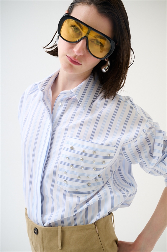 CAMICIA OVER RIGA CON TASCHINO E CASTONI SUL COLLO CELESTE