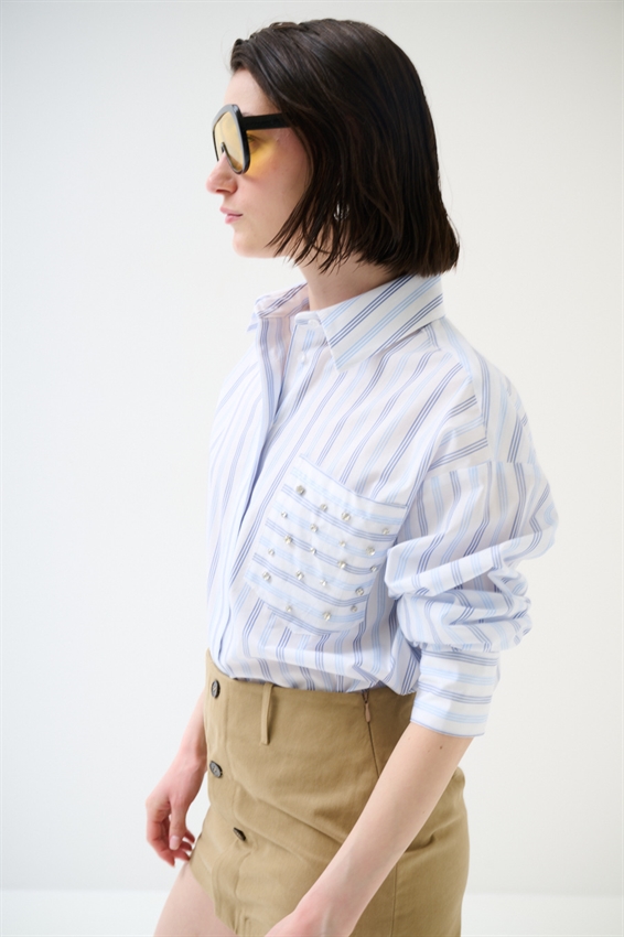 CAMICIA OVER RIGA CON TASCHINO E CASTONI SUL COLLO CELESTE