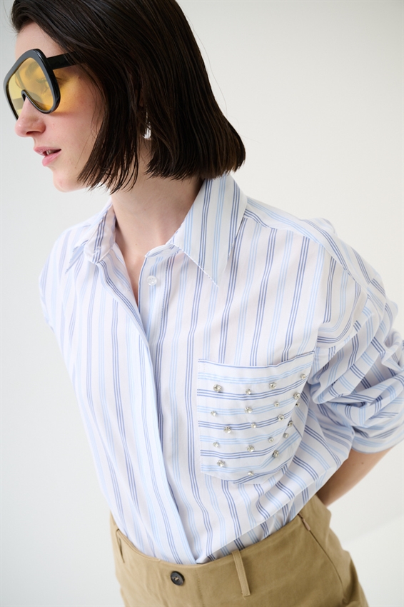 CAMICIA OVER RIGA CON TASCHINO E CASTONI SUL COLLO CELESTE