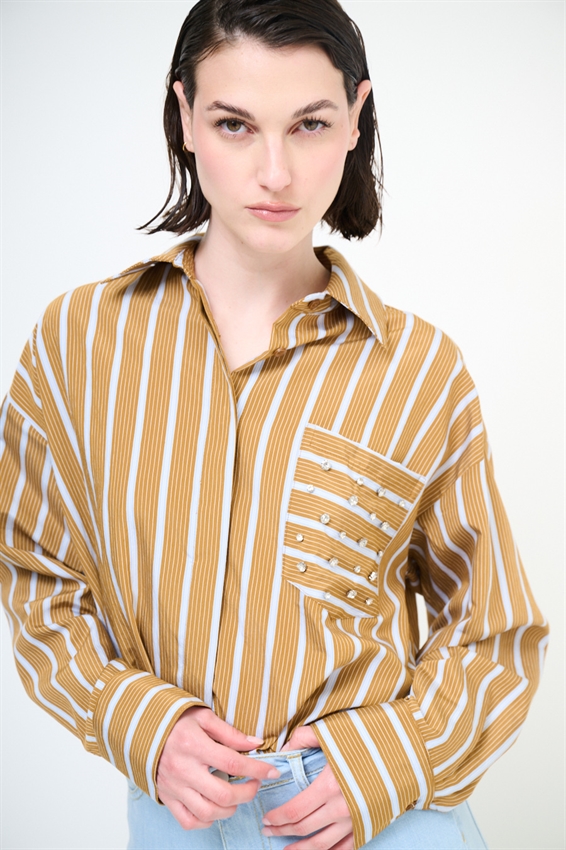 CAMICIA OVER RIGA CON TASCHINO E CASTONI SUL COLLO TABACCO