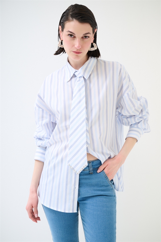 CAMICIA RIGA CON CRAVATTA E CASTONI CELESTE