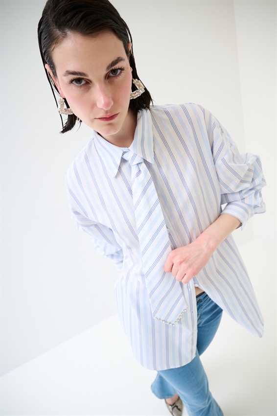 CAMICIA RIGA CON CRAVATTA E CASTONI CELESTE