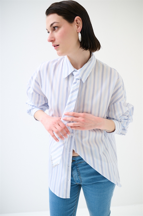 CAMICIA RIGA CON CRAVATTA E CASTONI CELESTE