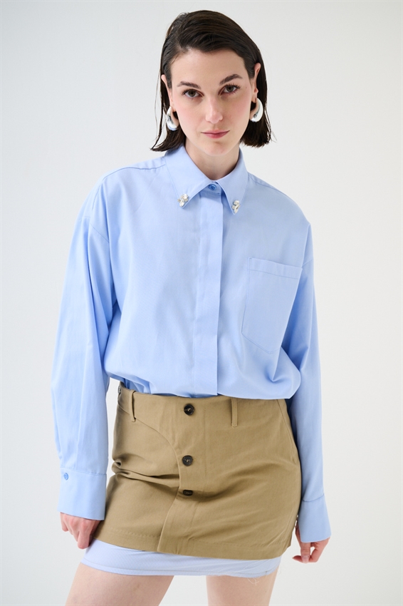 CAMICIA OXFORD CON SPILLE GIOIELLO SU COLLO CELESTE