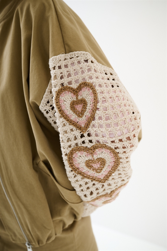 BOMBER CON MANICA IN MACRAME A CAMPANA CAMMELLO