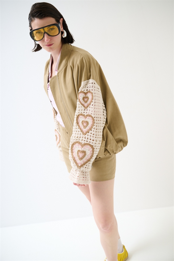 BOMBER CON MANICA IN MACRAME A CAMPANA CAMMELLO