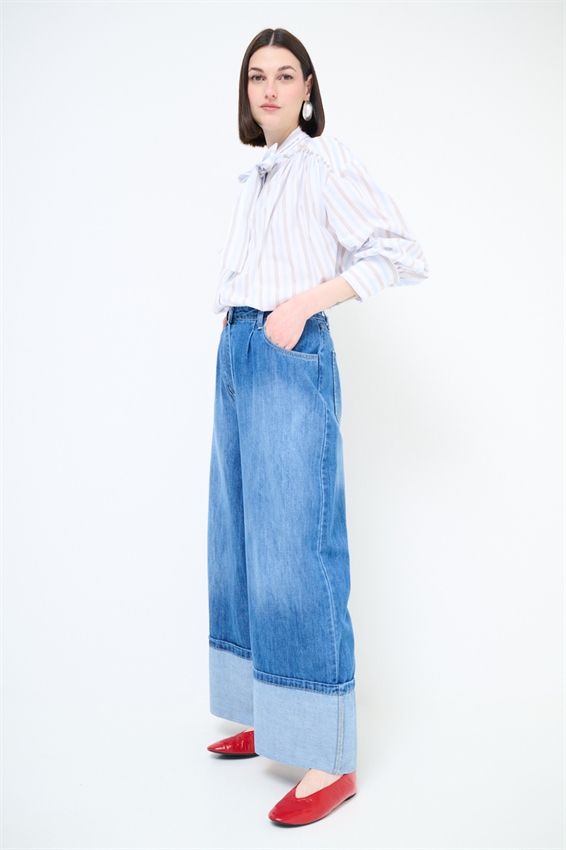 JEANS DRITTO CON RISVOLTO SUL FONDO BLU MEDIO