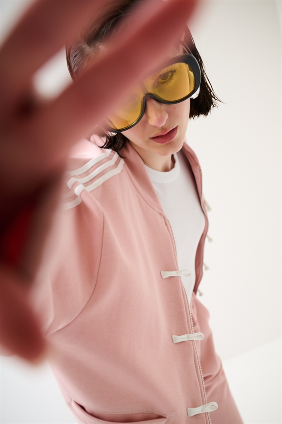 FELPA ZIP CON BANDE BIANCHE E ALAMARI ROSA