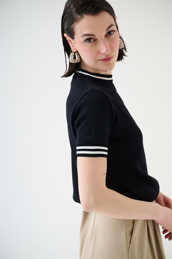 MAGLIA A MEZZA MANICA CON BORDO BICOLORE NERO