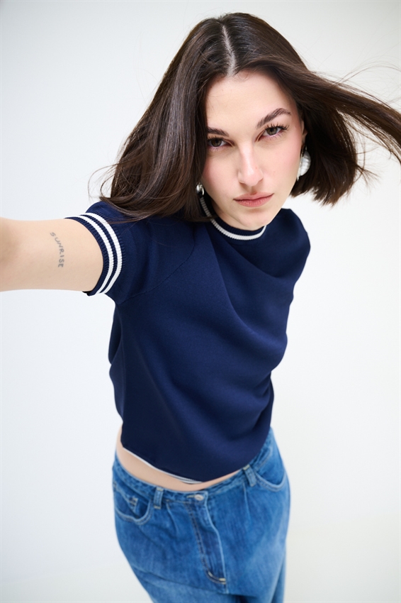 MAGLIA A MEZZA MANICA CON BORDO BICOLORE BLU