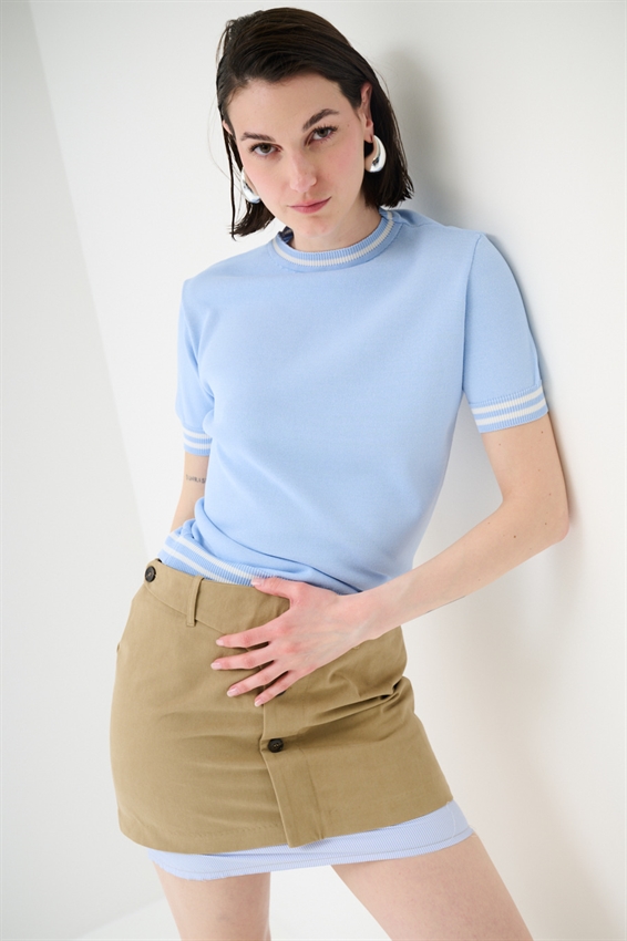 MAGLIA A MEZZA MANICA CON BORDO BICOLORE CELESTE