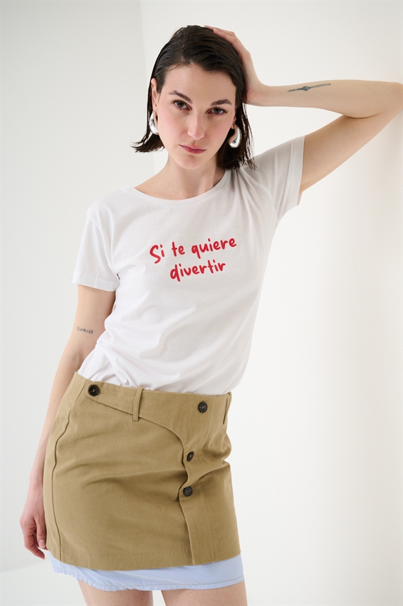 T-SHIRT CON STAMPA SI TE QUIERE DIVERTIR BIANCO