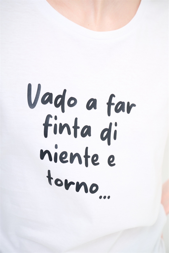 T-SHIRT CON STAMPA VADO A FAR FINTA DI... BIANCO