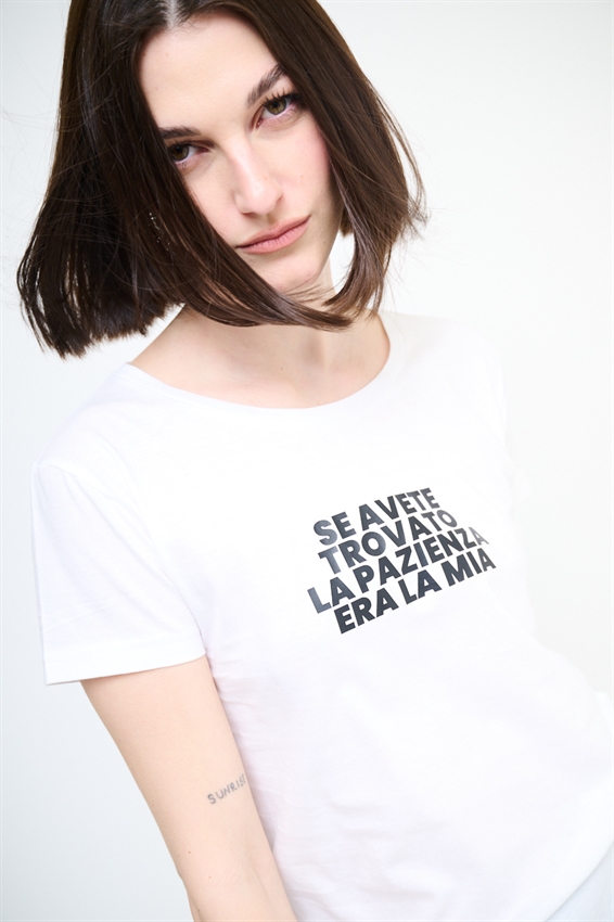 T-SHIRT CON STAMPA PAZIENZA BIANCO