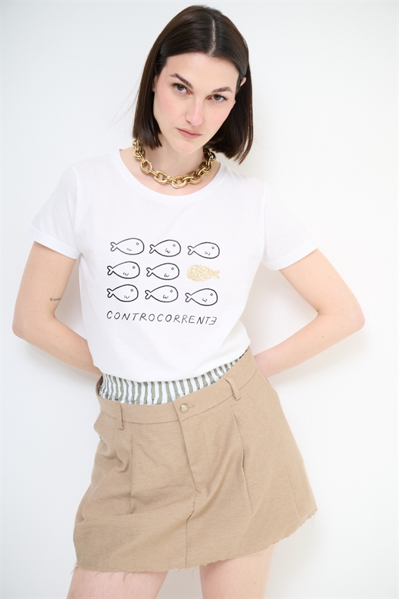 T-SHIRT CON STAMPA CONTROCORRENTE