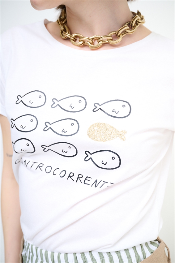 T-SHIRT CON STAMPA CONTROCORRENTE
