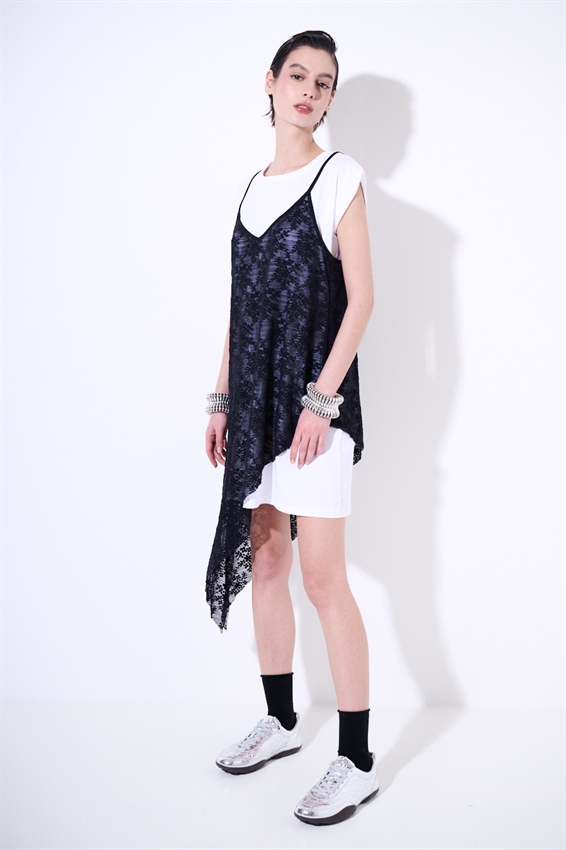 ABITO ASIMMETRICO IN PIZZO + T-SHIRT