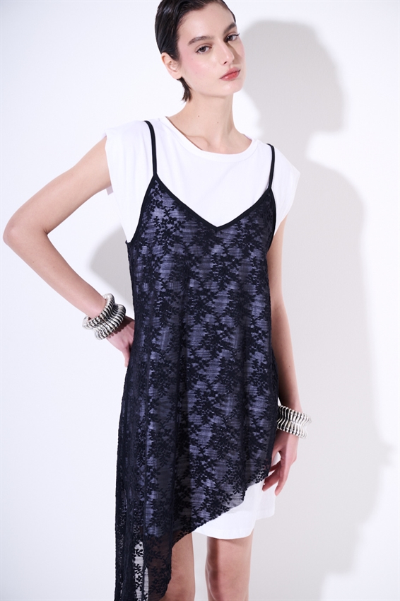 ABITO ASIMMETRICO IN PIZZO + T-SHIRT