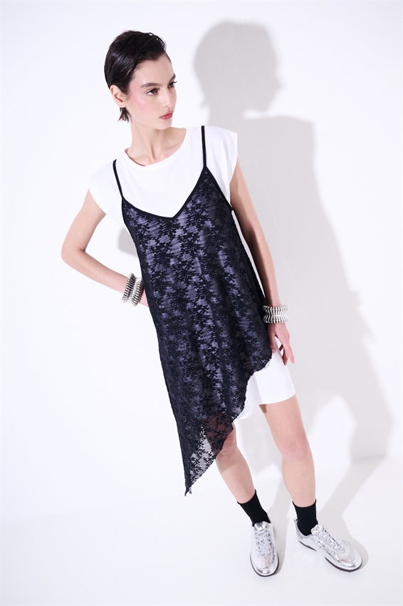 ABITO ASIMMETRICO IN PIZZO + T-SHIRT