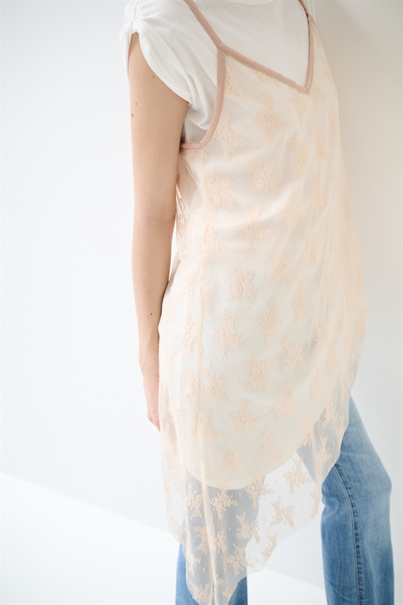 ABITO CON SOVRAPPOSIZIONE IN PIZZO