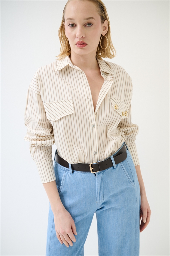 CAMICIA A RIGHE OVER CON PATTINE E STRASS IN POP.