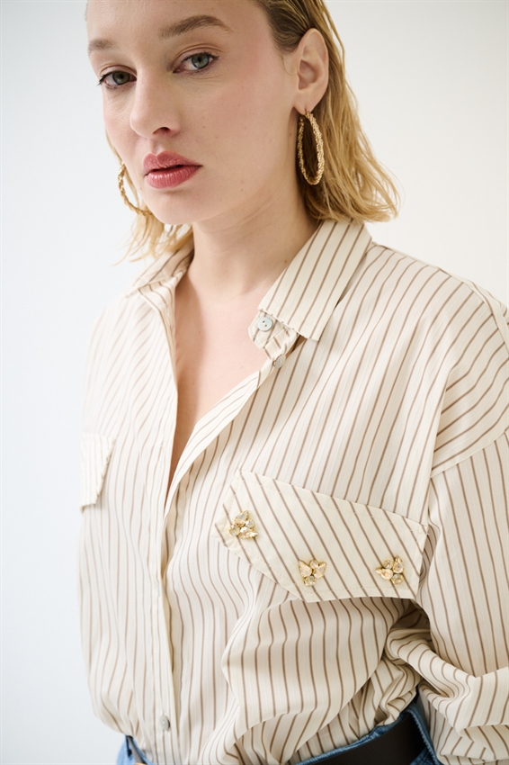 CAMICIA A RIGHE OVER CON PATTINE E STRASS IN POP.