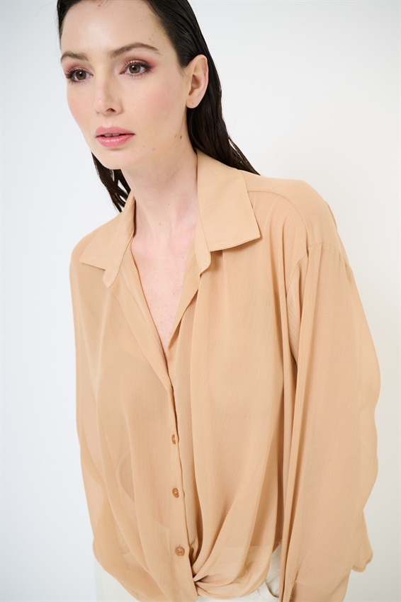 CAMICIA CON RIPRESA DAV. E FONDO A SBUFFO