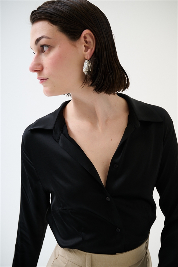 CAMICIA SCOLLO V IN RASO VISCOSA