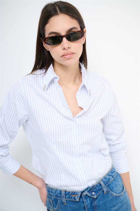 CAMICIA BASIC RIGATA CON PUNTI LUCE COLLO