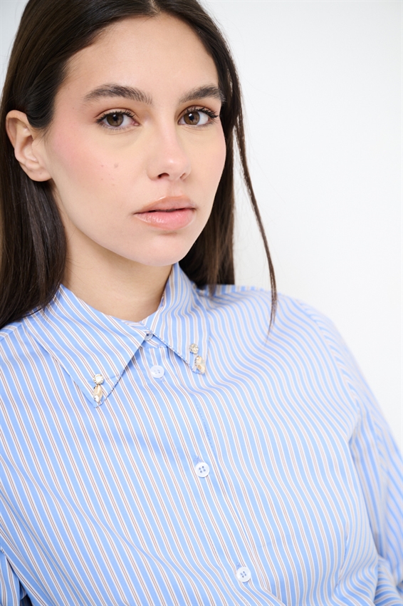 CAMICIA BASIC RIGATA CON PUNTI LUCE COLLO