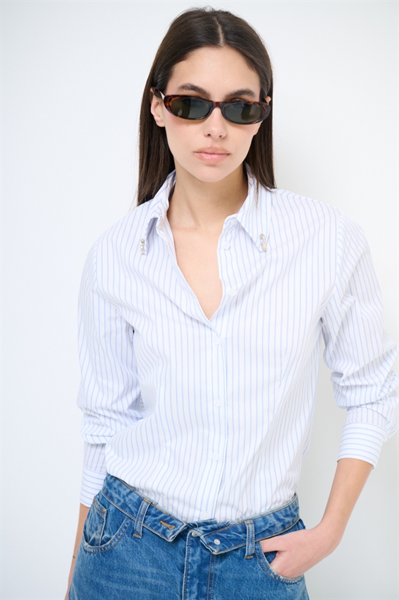 CAMICIA BASIC RIGATA CON PUNTI LUCE COLLO