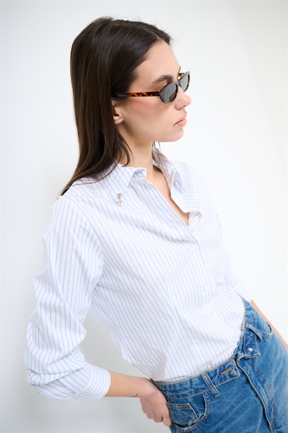 CAMICIA BASIC RIGATA CON PUNTI LUCE COLLO