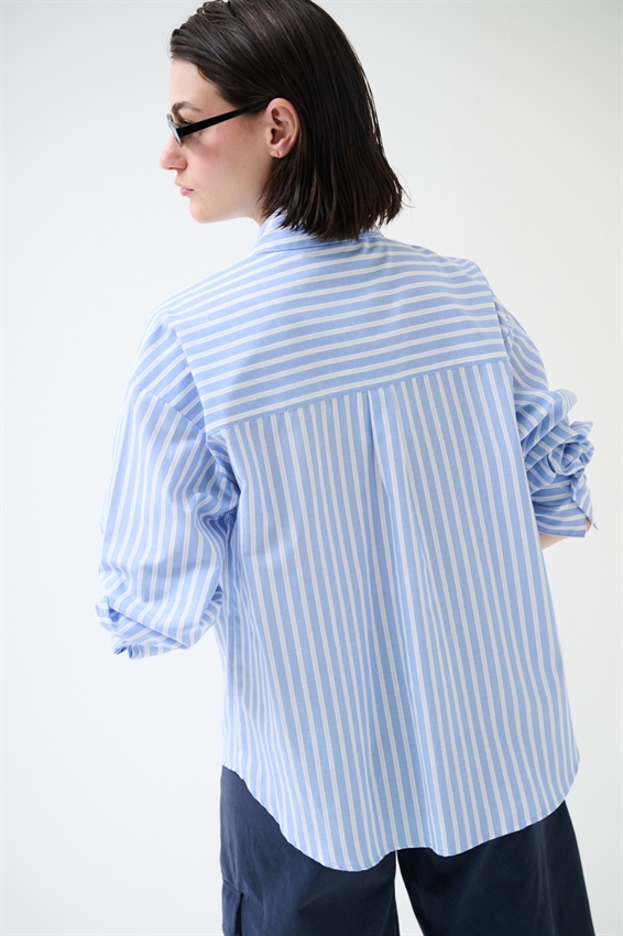 CAMICIA OVER RIGA CON CASTONI SUL TASCHINO