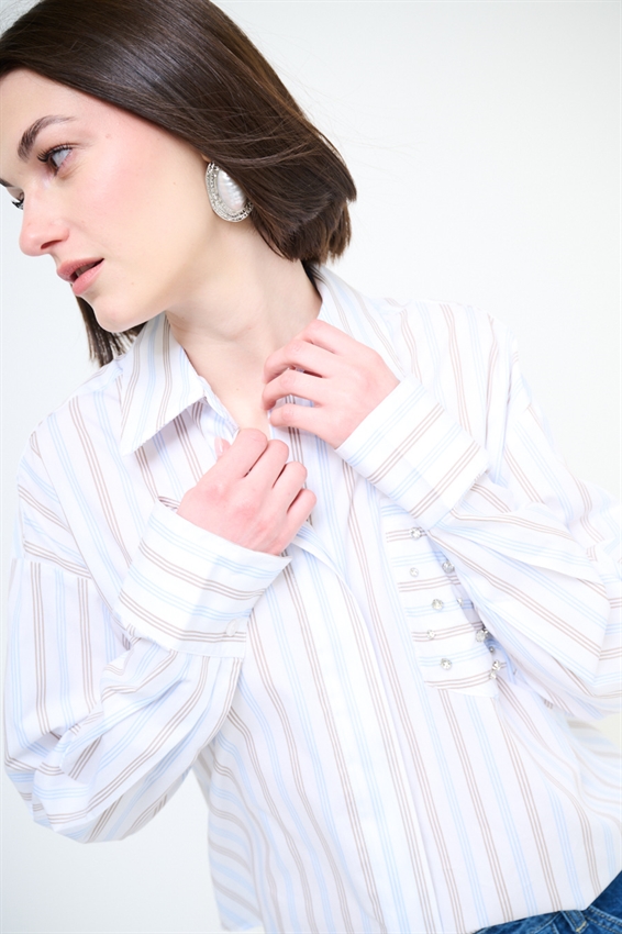 CAMICIA OVER RIGA CON CASTONI SUL TASCHINO