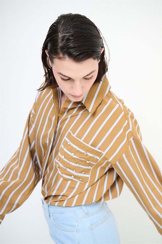 CAMICIA OVER RIGA CON TASCHINO E CASTONI SUL COLLO