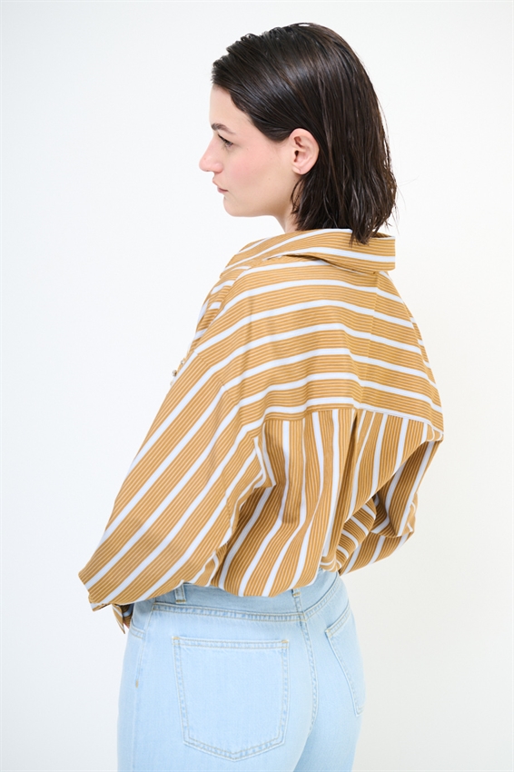 CAMICIA OVER RIGA CON TASCHINO E CASTONI SUL COLLO