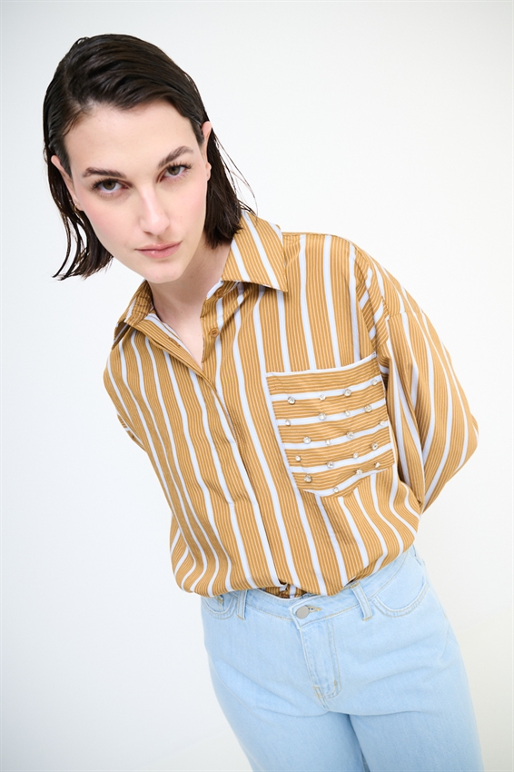 CAMICIA OVER RIGA CON TASCHINO E CASTONI SUL COLLO